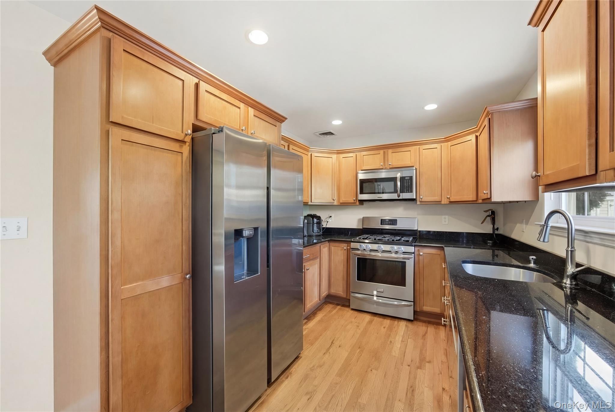 147 Ruth Street West Islip, NY 11795 - Photo 7 of 27