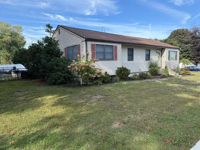 a view of a house with backyard and garden