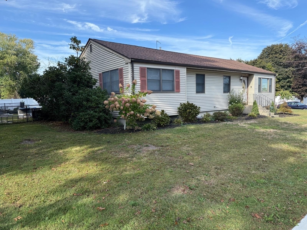 a view of a house with backyard and garden