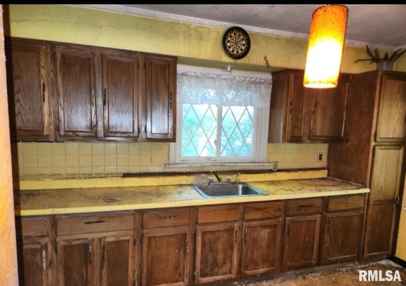 800 North 39th Street East St. Louis, IL 62205 - Photo 2 of 4 a bathroom with a sink and a mirror