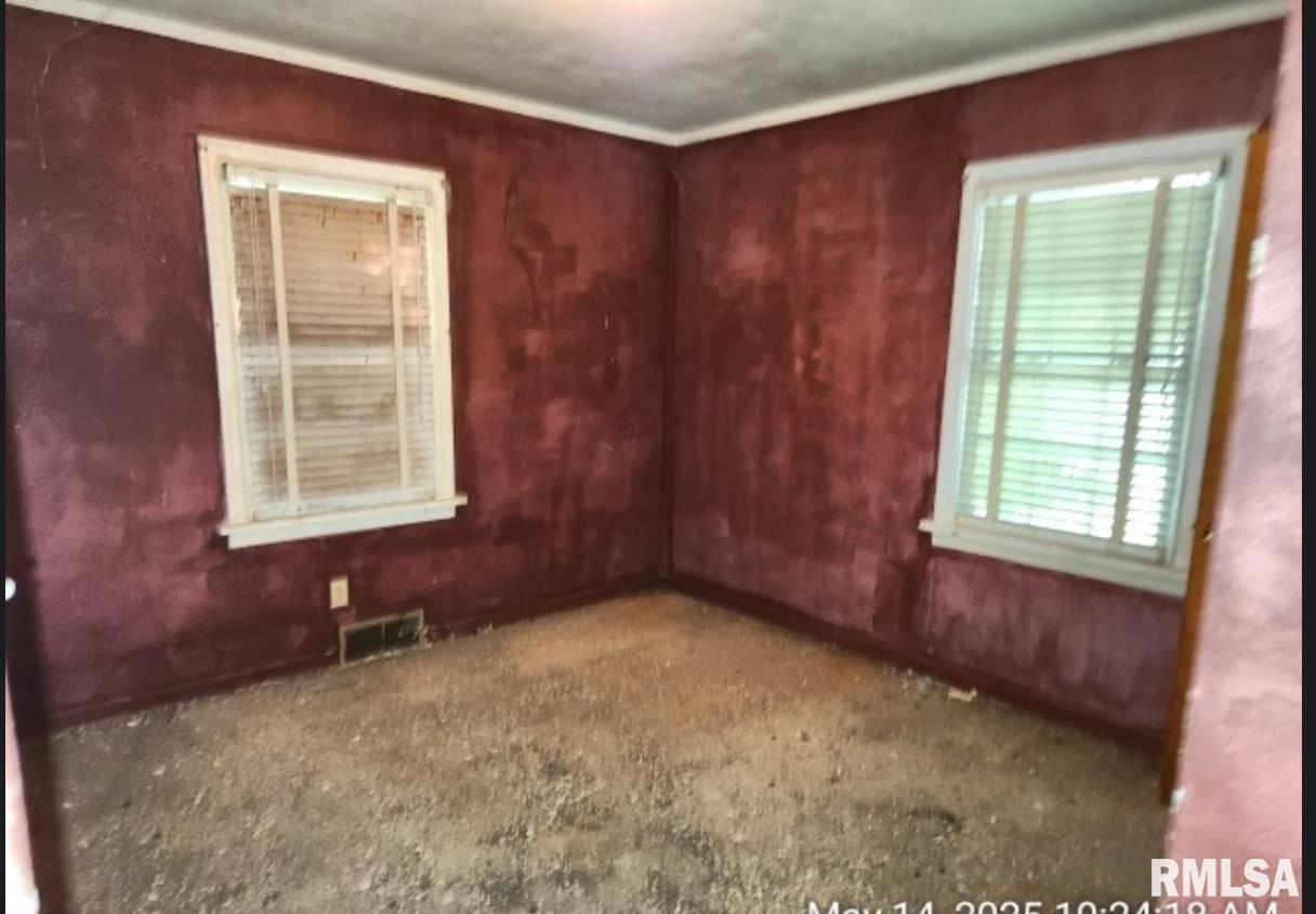800 North 39th Street East St. Louis, IL 62205 - Photo 4 of 4 an empty room with windows