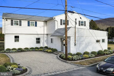 a view of a house with backyard