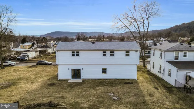 a view of a house with a yard