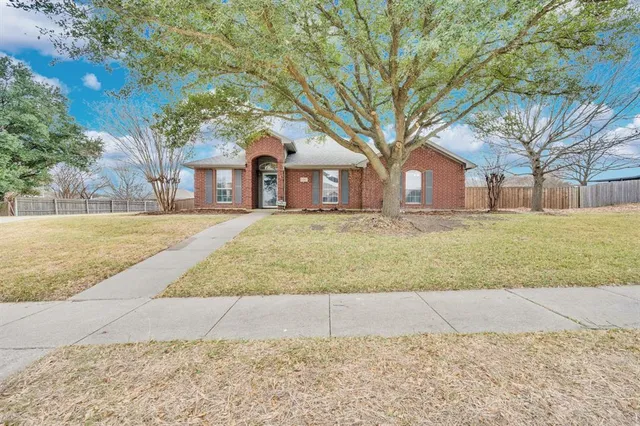 $355,000 | 930 High Knoll Drive, Midlothian, TX 76065
