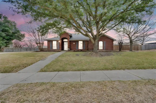 $355,000 | 930 High Knoll Drive, Midlothian, TX 76065