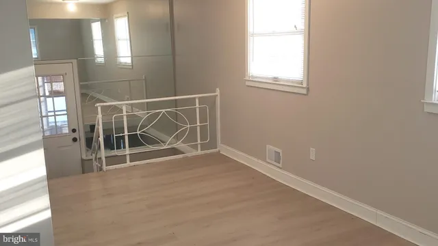 an empty room with windows and pillars in it