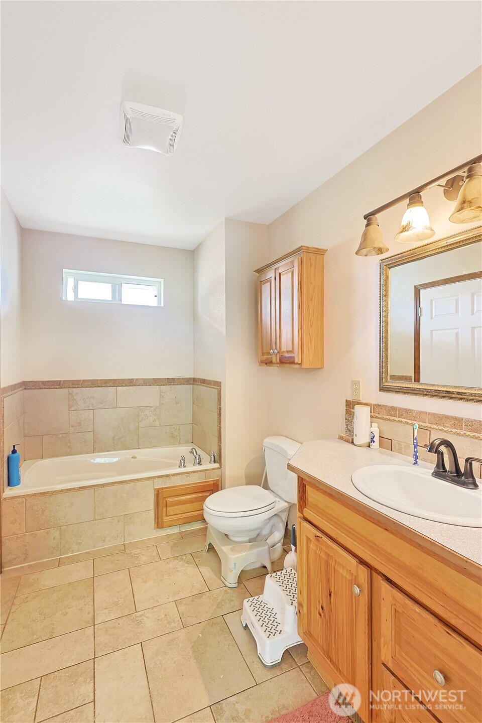 447 Boistfort Road Curtis, WA 98538 - Photo 17 of 40 a bathroom with a sink a toilet and bathtub