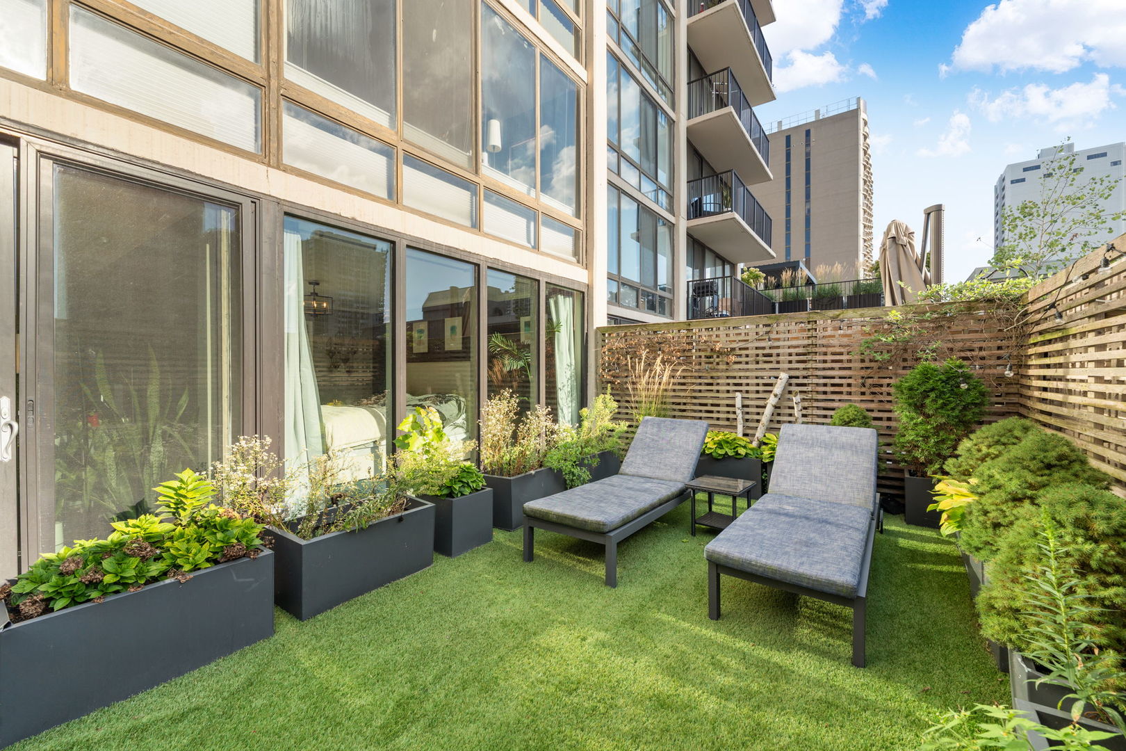 1516 North State Parkway, Unit 5D Chicago, IL 60610 - Photo 24 of 34 a view of a building with sitting area