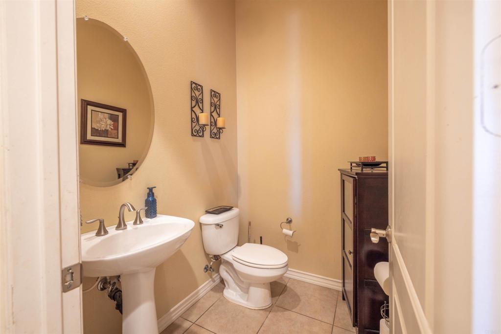 19506 Arcata Road Apple Valley, CA 92307 - Photo 25 of 34 bathroom