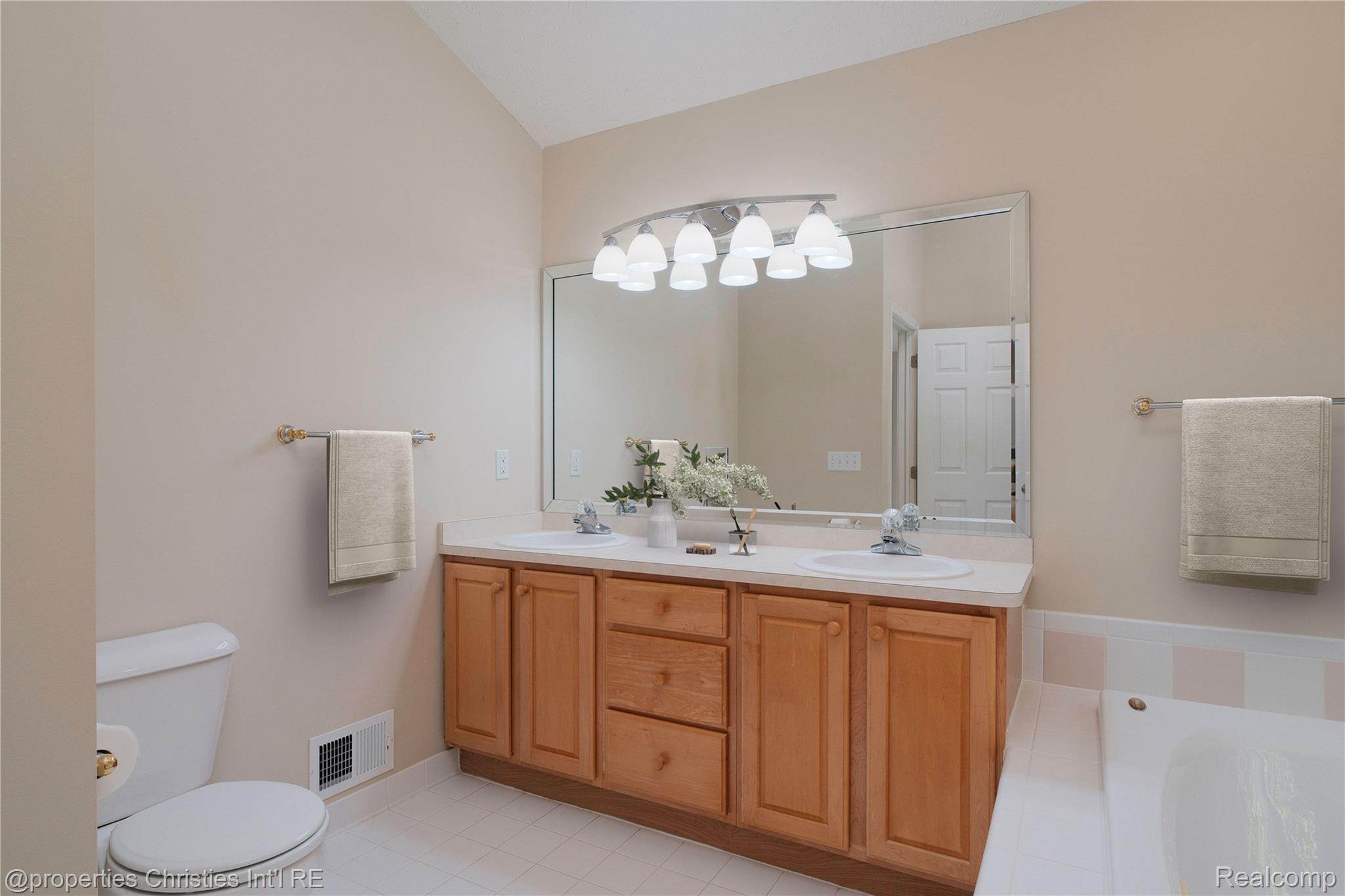 2005 North Splitstone Pinckney, MI 48169 - Photo 24 of 57 Primary bath on 1st floor (virtually staged)