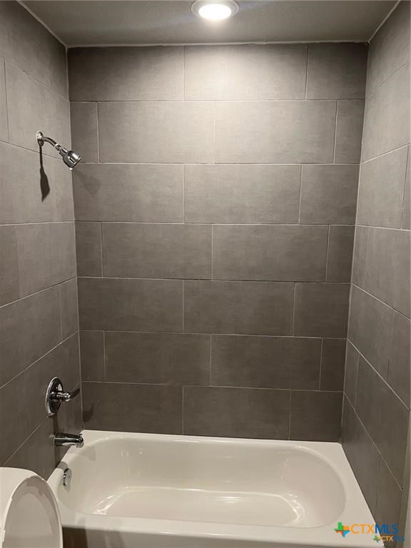 117 East Valley Road Harker Heights, TX 76548 - Photo 29 of 33 a bathroom with a bathtub