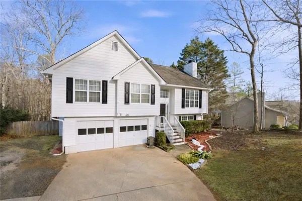 a view of a house with a yard