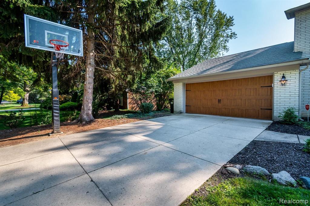 616 Campus Road Rochester Hills, MI 48309 - Photo 3 of 38