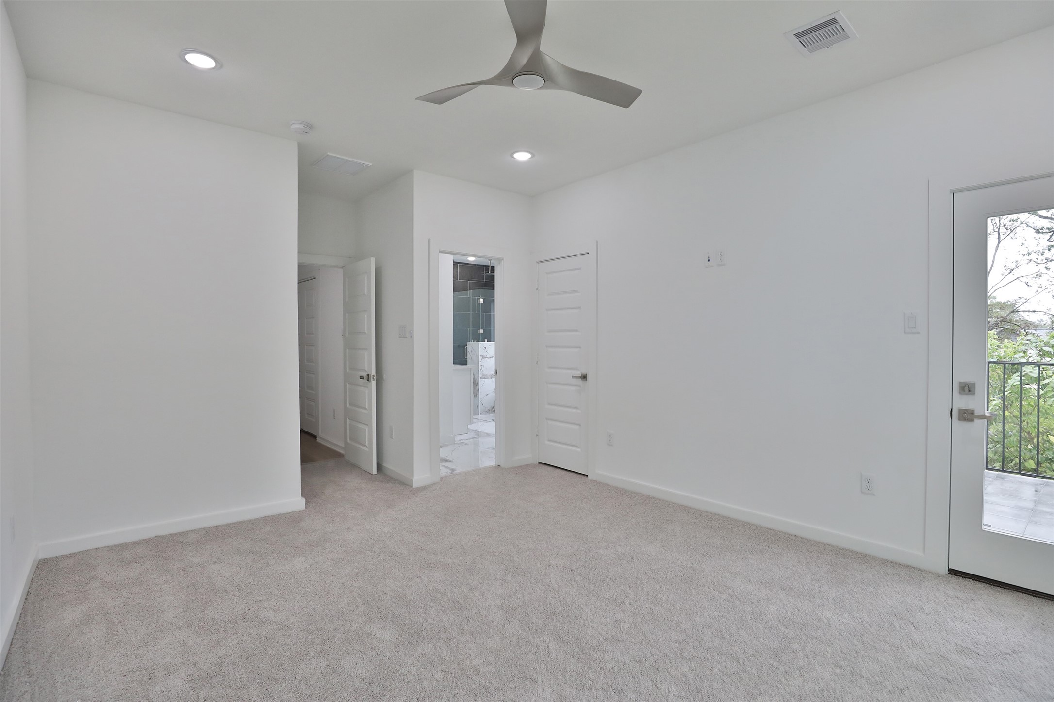 9349 Lavender Street Houston, TX 77016 - Photo 14 of 29 an empty room with windows and closet