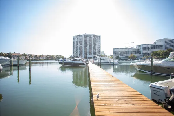 $3,900 | 523 Leslie Drive, Hallandale Beach, FL 33009