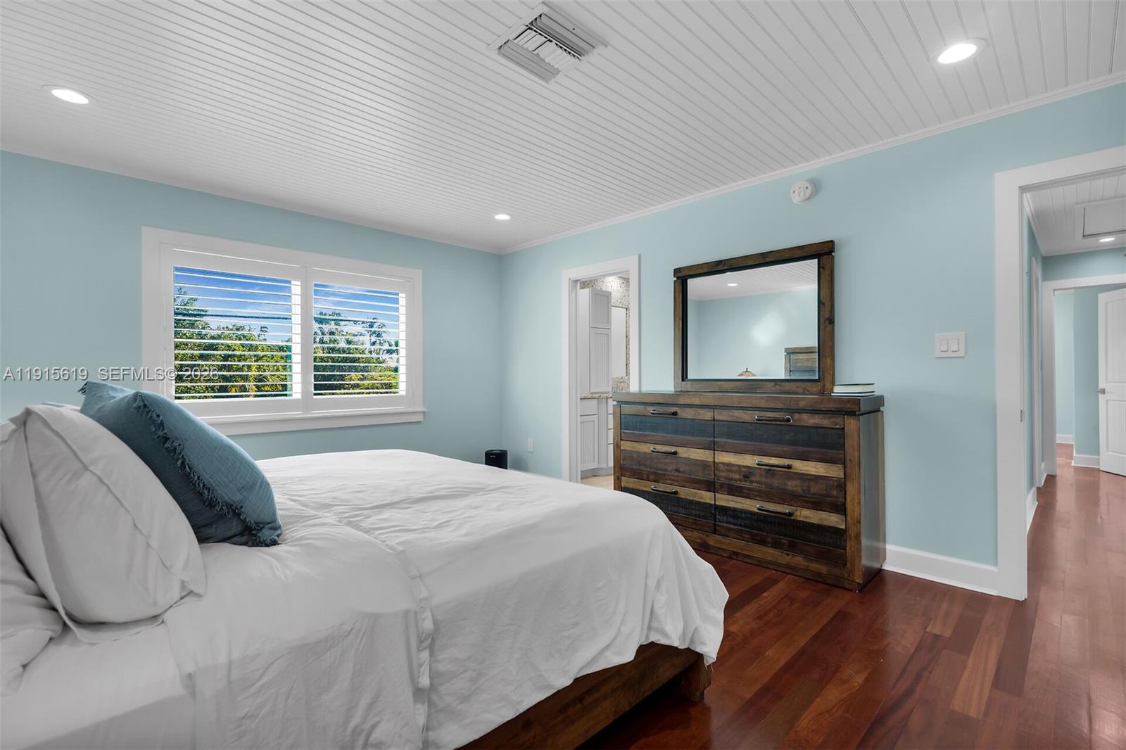 232 West Seaview Drive Marathon, FL 33050 - Photo 20 of 72 a bedroom with a bed and a dresser