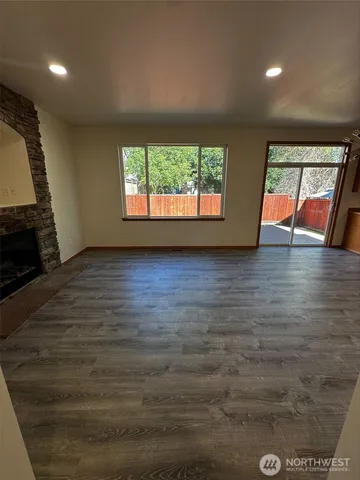 $3,300 | 19352 114th Place Southeast, Kent, WA 98031