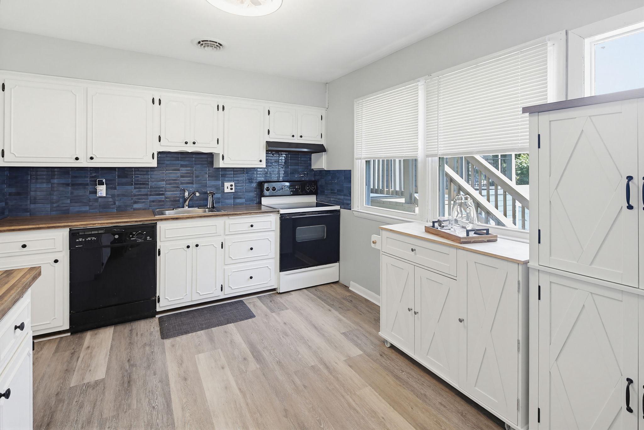 119 Schoolhouse Road Sykesville, MD 21784 - Photo 10 of 51 Bright and Open Kitchen