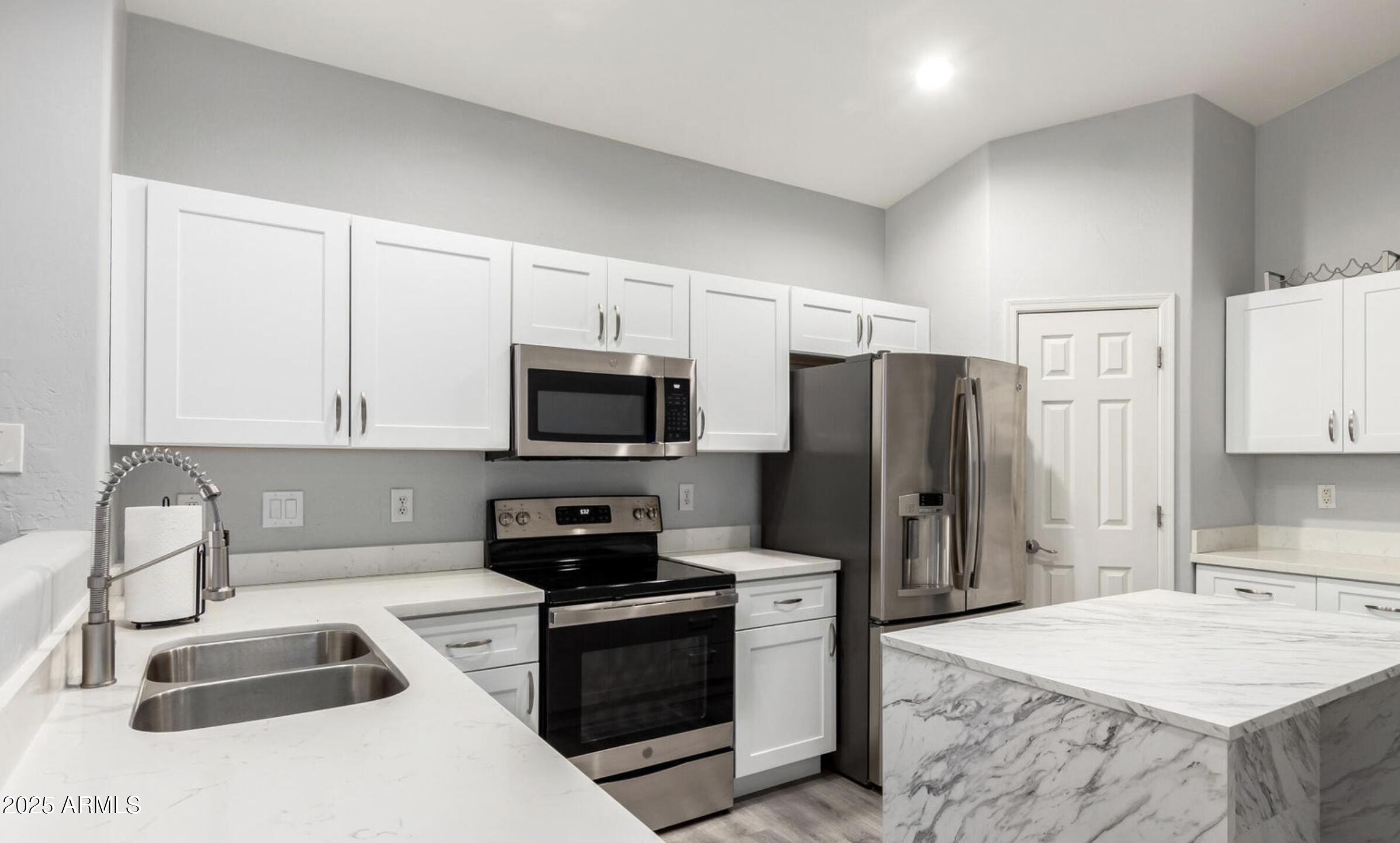 4934 West Apollo Road Laveen, AZ 85339 - Photo 5 of 16 ApolloKitchen3