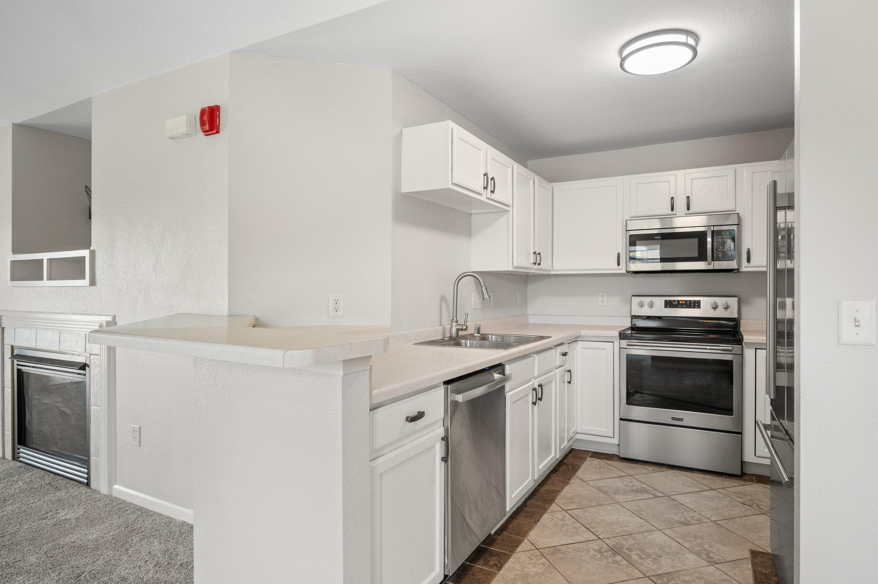 9301 South Cobblestone Way, Unit H Franklin, WI 53132 - Photo 8 of 33 0066