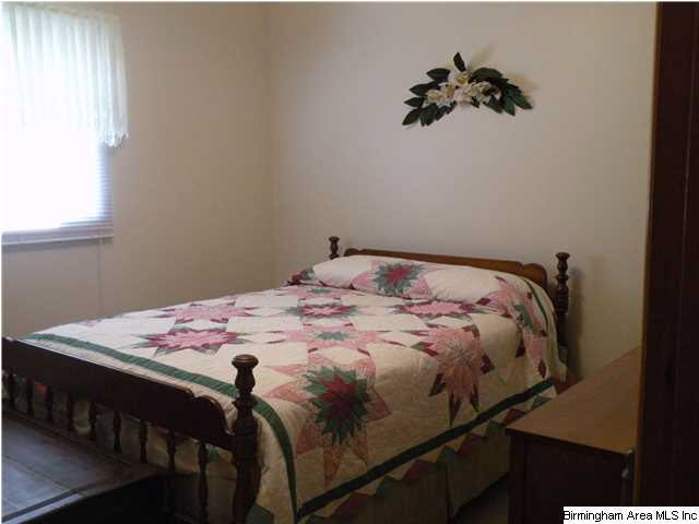 902 Hickory Street West Sylacauga, AL 35150 - Photo 11 of 15