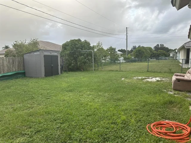 a view of a backyard