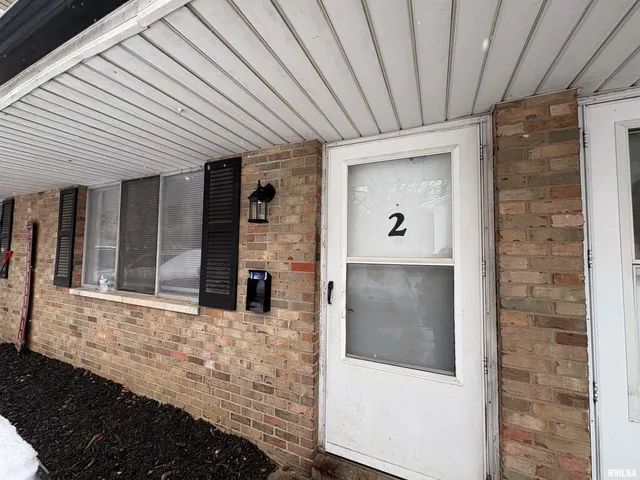 $899 | 760 East Shore Drive, Unit 2, Pekin, IL 61554