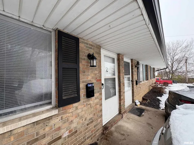 $899 | 760 East Shore Drive, Unit 2, Pekin, IL 61554