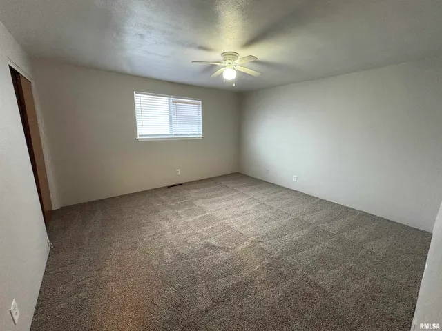 $899 | 760 East Shore Drive, Unit 2, Pekin, IL 61554