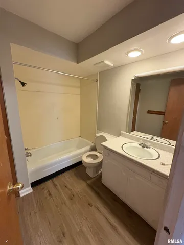 $899 | 760 East Shore Drive, Unit 2, Pekin, IL 61554