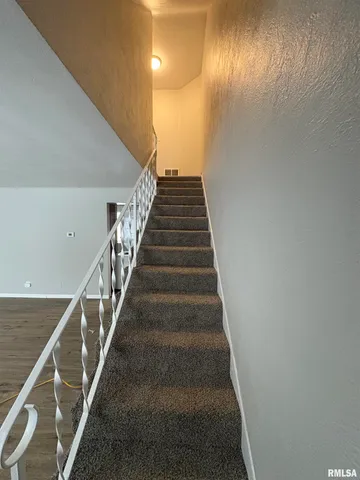 $899 | 760 East Shore Drive, Unit 2, Pekin, IL 61554