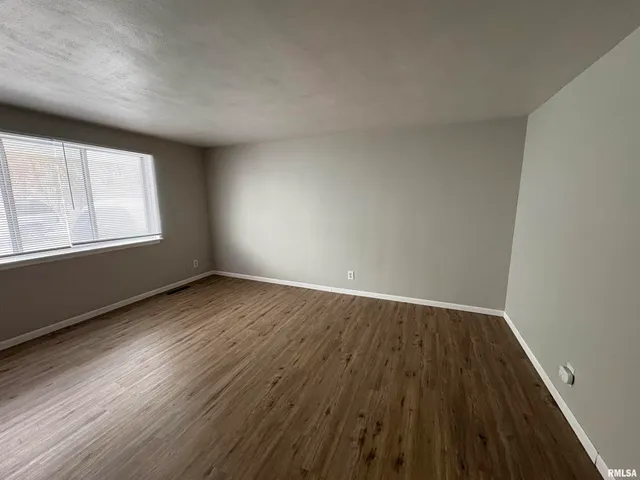 $899 | 760 East Shore Drive, Unit 2, Pekin, IL 61554