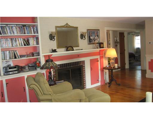 19 Cormier Road Lincoln, RI 02865 - Photo 5 of 10 Living Room.