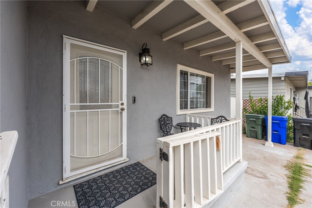 276 East Merrill Avenue Rialto, CA 92376 - Photo 4 of 35 a view of an entryway with a livingroom
