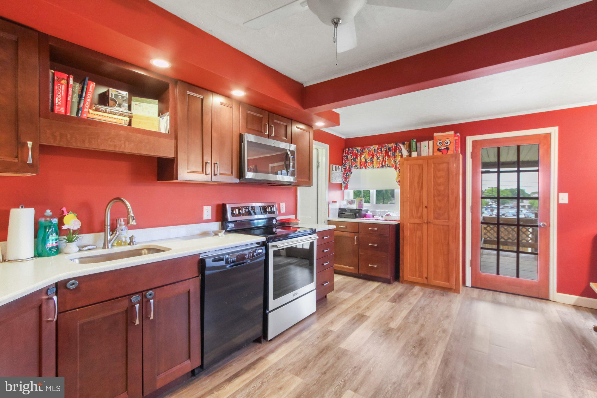 403 Creston Road York, PA 17403 - Photo 9 of 28 Gallery Image 9