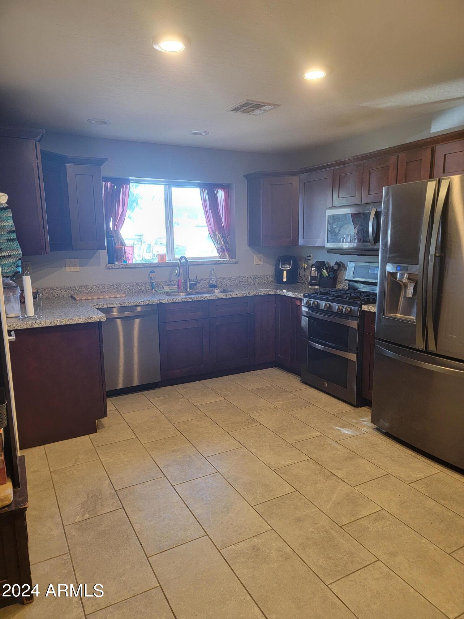 428 Ivanhoe Road Kearny, AZ 85137 - Photo 3 of 24 kitchen