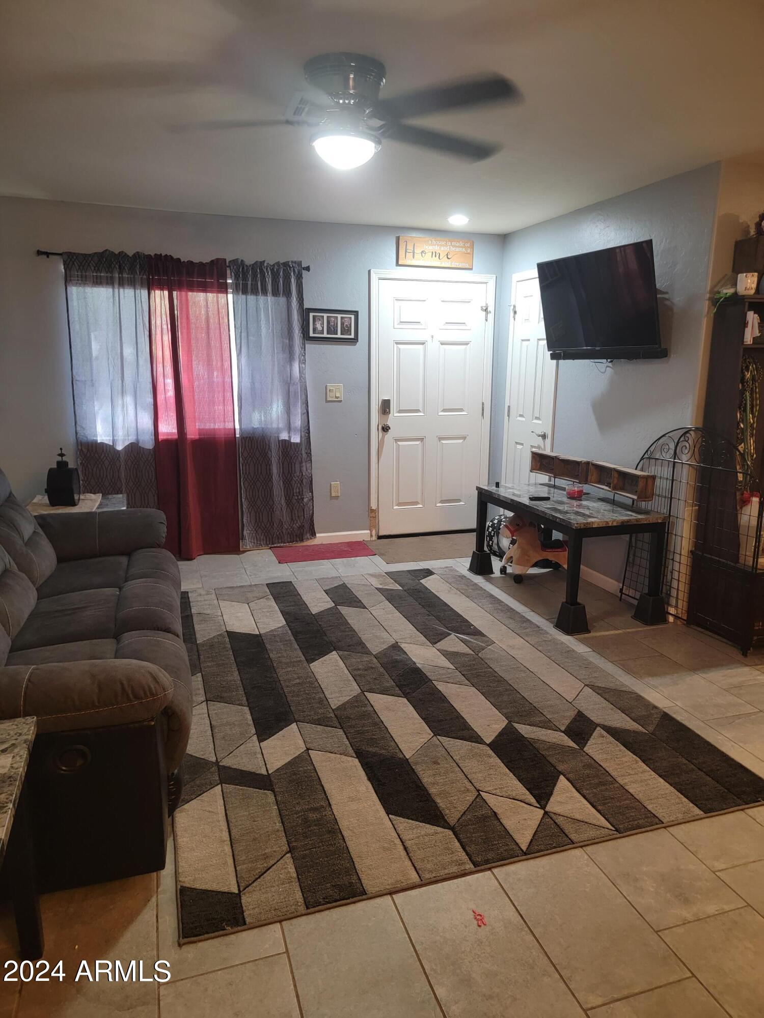 428 Ivanhoe Road Kearny, AZ 85137 - Photo 7 of 24 living room v2