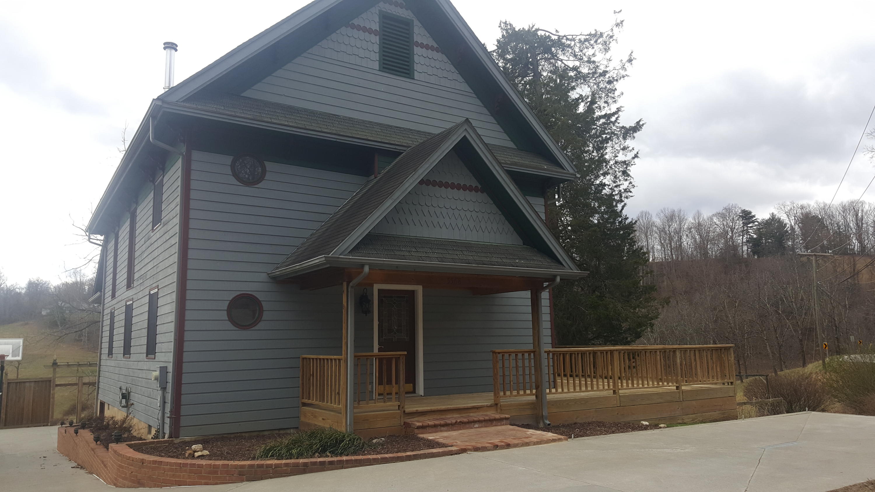 5568 Roselawn Road Roanoke, VA 24018 - Photo 1 of 28 Front View 5568 Roselawn
