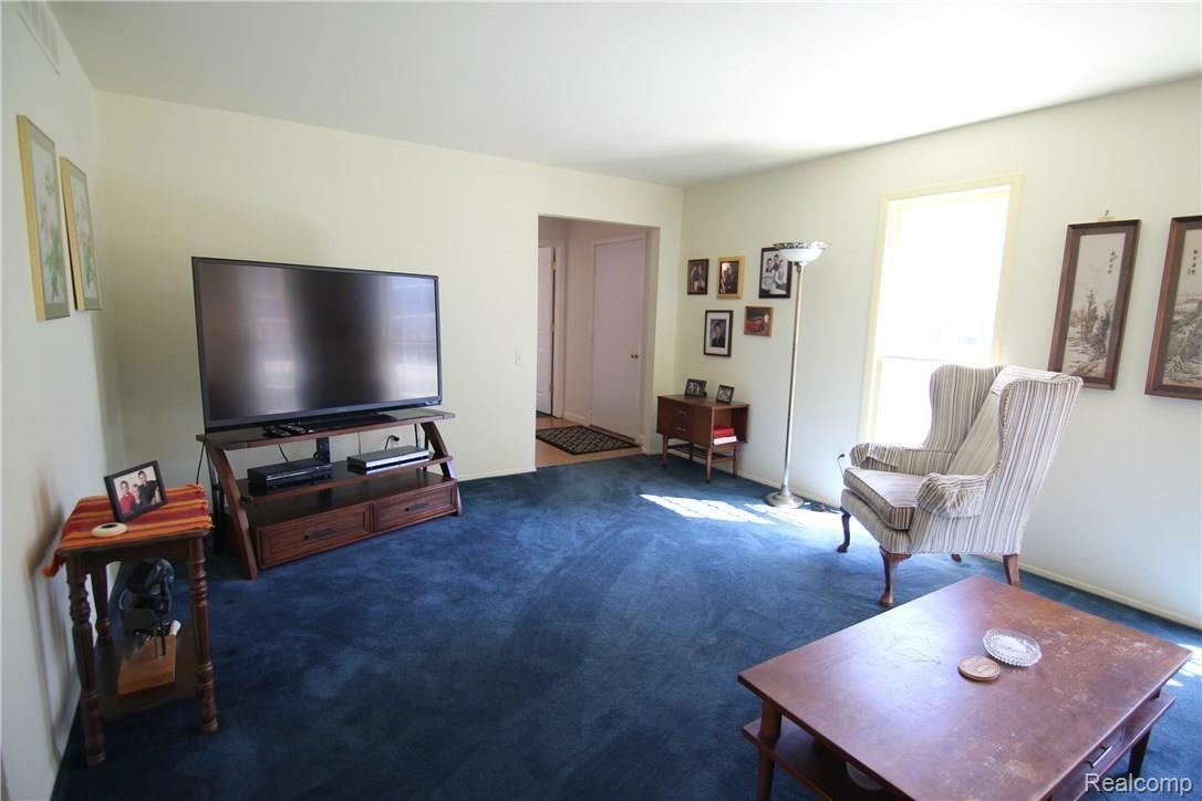 1111 Hemlock Drive Rochester, MI 48307 - Photo 12 of 28 JHelock Dr Living Room 2.jpg