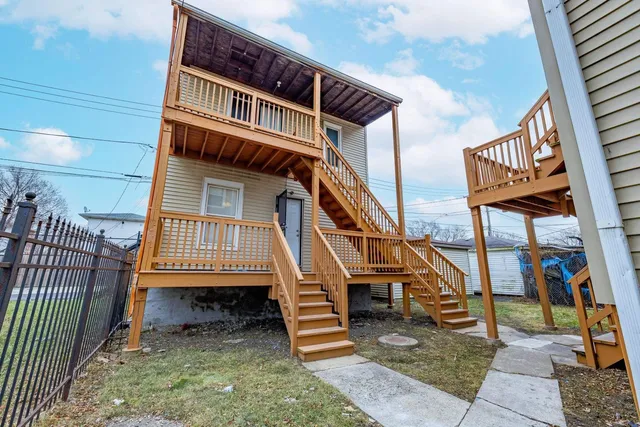 a view of entryway front of house