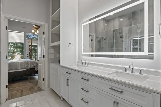 a en suite bathroom with a double vanity sink and mirror
