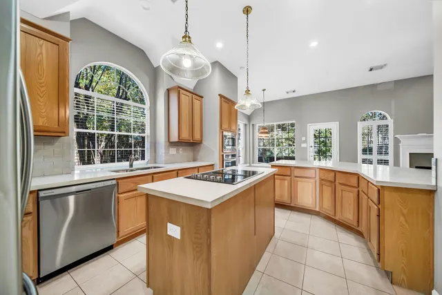 $2,950 | 34 Sparklewood Place, The Woodlands, TX 77381