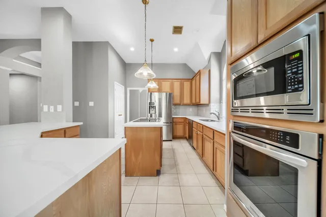 $2,950 | 34 Sparklewood Place, The Woodlands, TX 77381