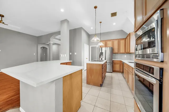 $2,950 | 34 Sparklewood Place, The Woodlands, TX 77381