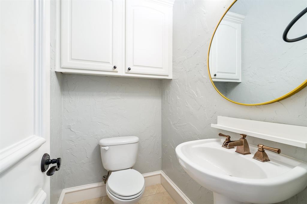 554 Rockingham Drive Irving, TX 75063 - Photo 12 of 34 a bathroom with a toilet sink and mirror