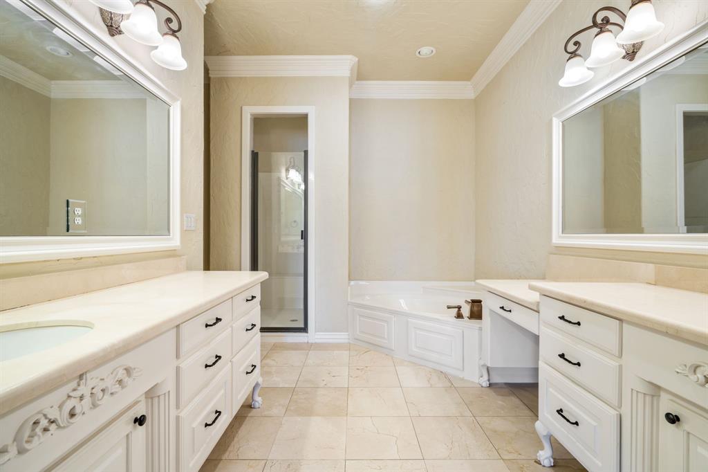 554 Rockingham Drive Irving, TX 75063 - Photo 22 of 34 a bathroom with a tub sink and mirror