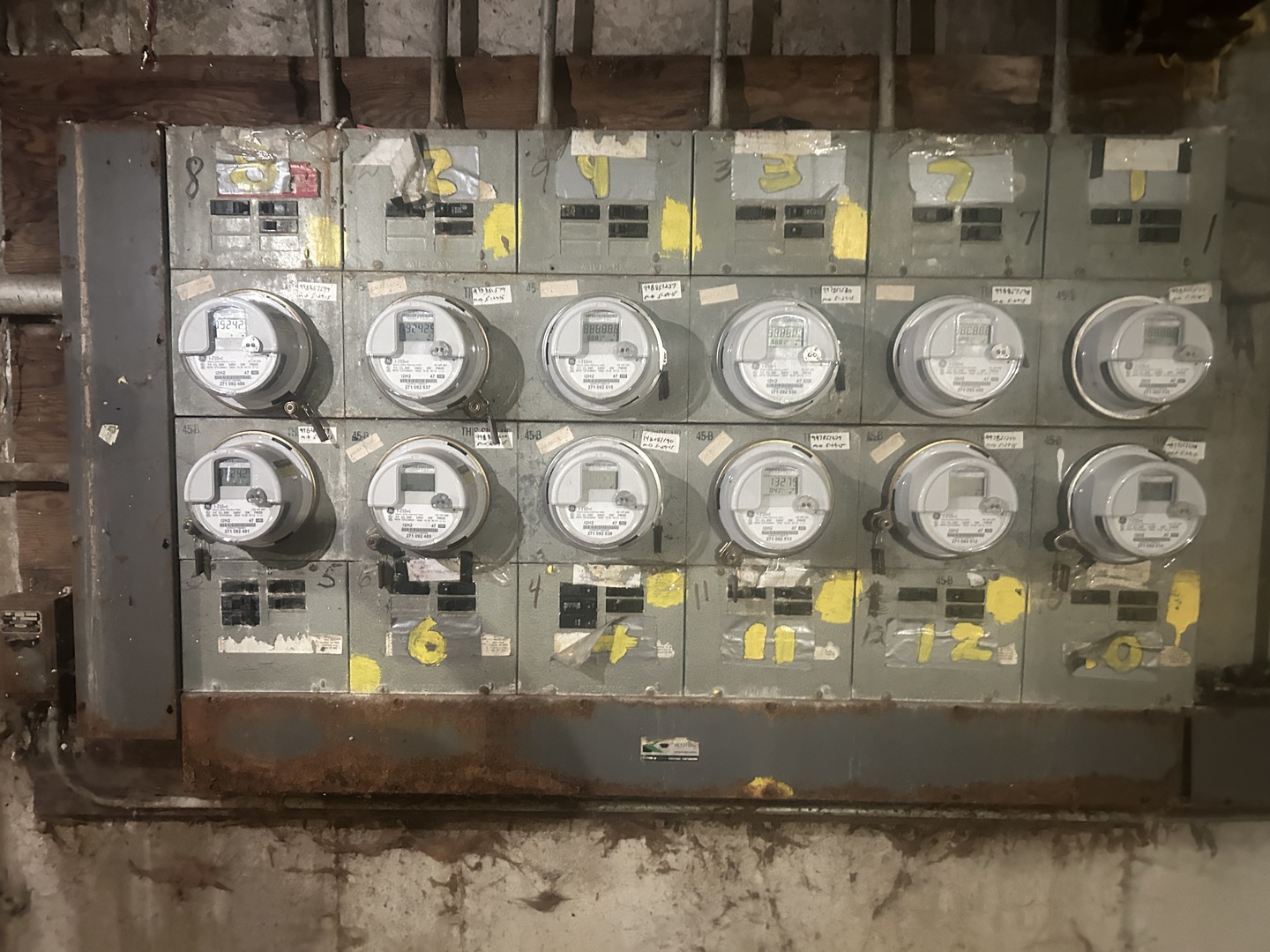 1234 West 127th Street Calumet Park, IL 60827 - Photo 5 of 6 a bathroom with a clock and a bathtub