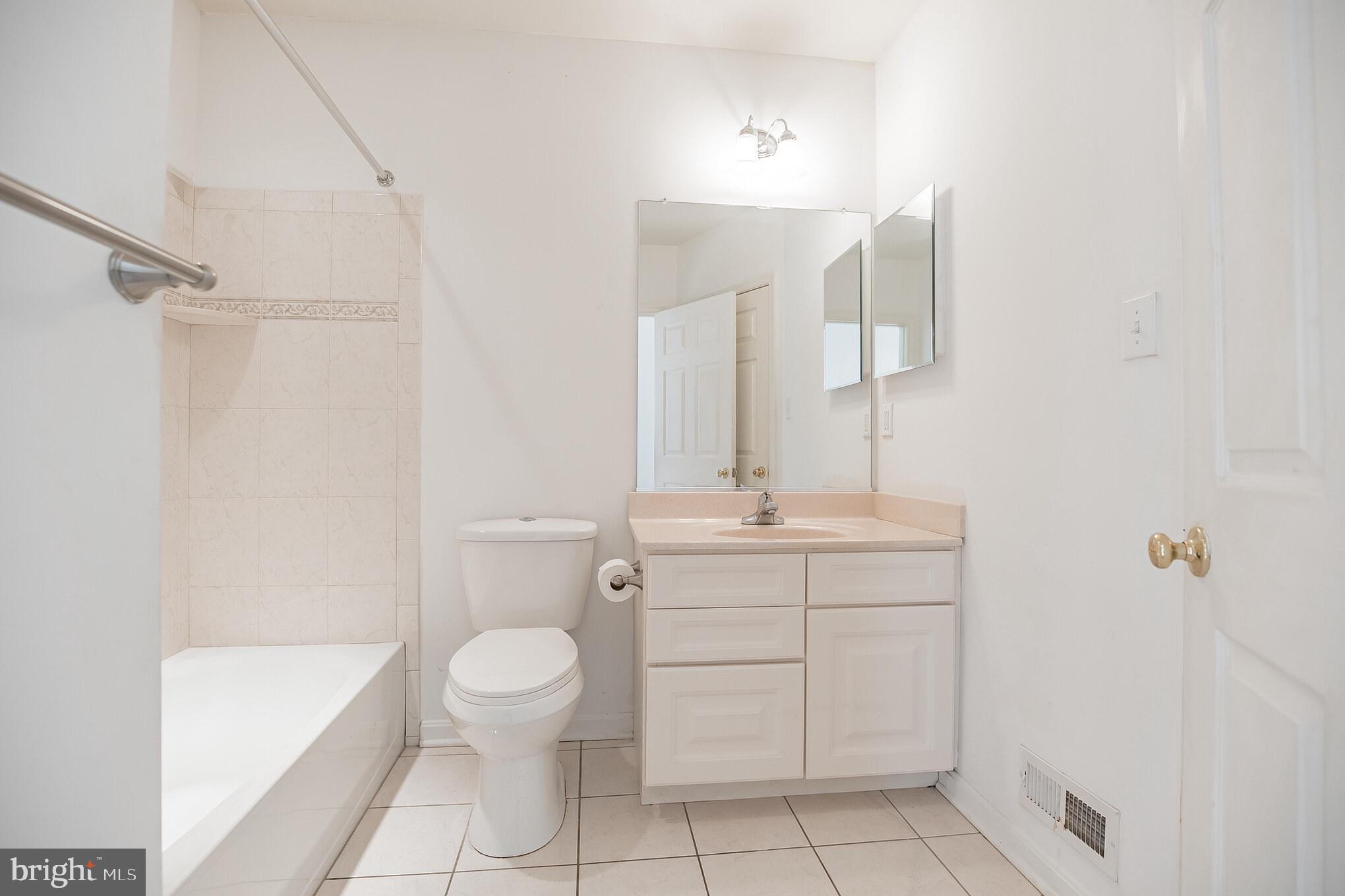 29 Mullen Drive Sicklerville, NJ 08081 - Photo 16 of 38 Main Floor Full Bathroom