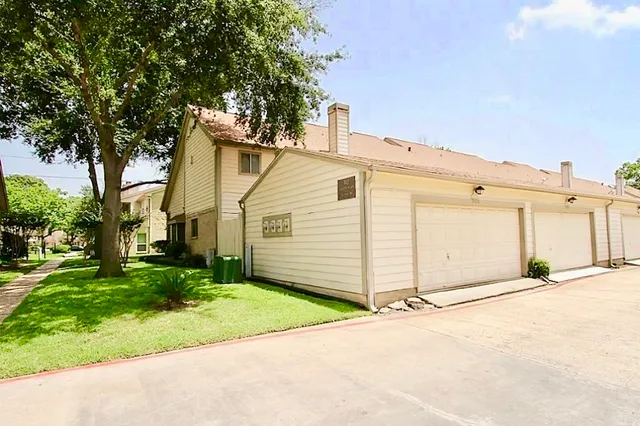 $2,100 | 742 Country Pl Drive, Unit A, Houston, TX 77079