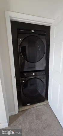 a view of empty room with window